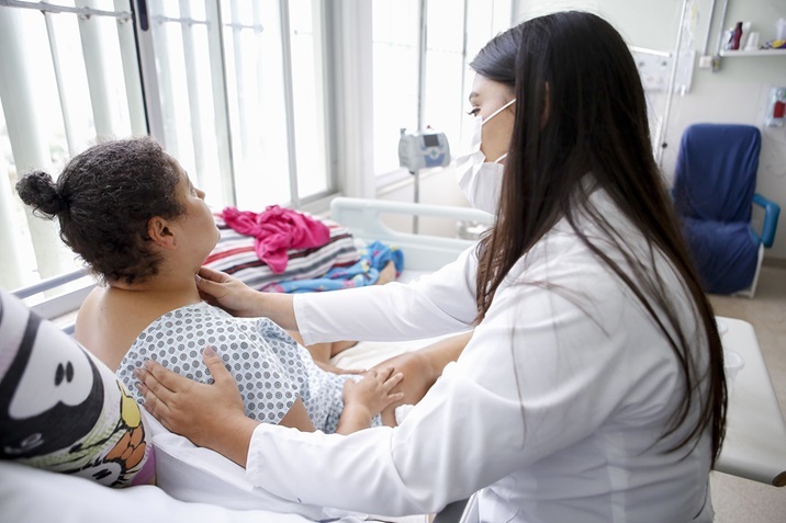 Médicos especialistas têm seleção com salários de até R$ 18 mil